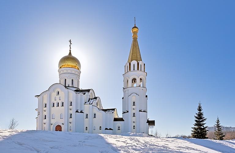 Православный храм зимой в лучах солнца.